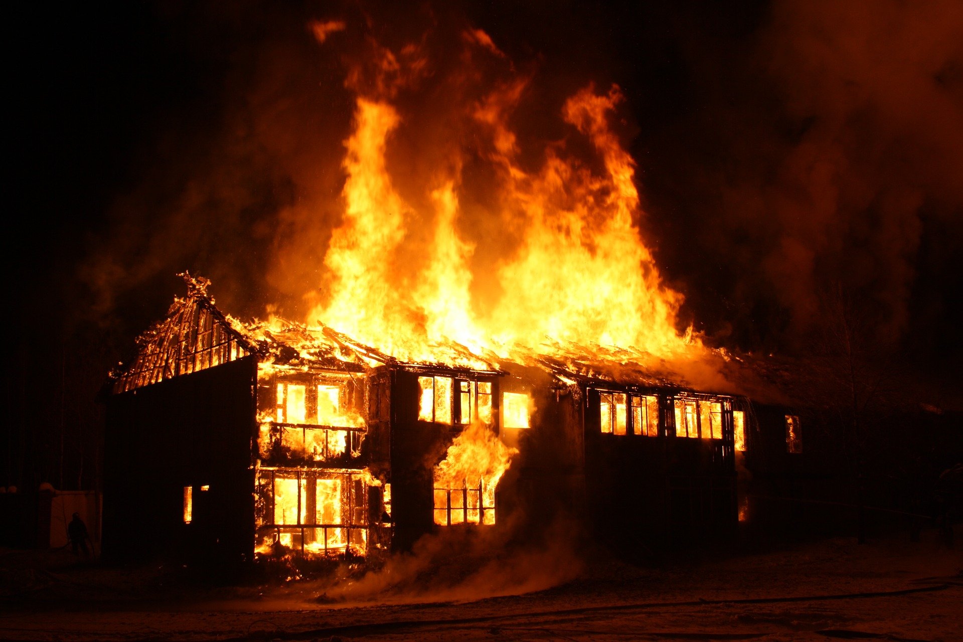 Spłonął dom w Suchowoli. Kobieta z poparzeniami trafiła do szpitala