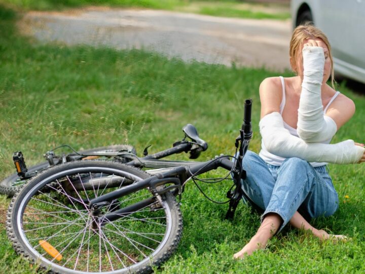 Beztroska jazda rowerem skończyła się wypadkiem: 13-latek zderzył się z 11-letnią dziewczynką