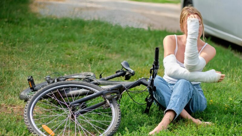 Beztroska jazda rowerem skończyła się wypadkiem: 13-latek zderzył się z 11-letnią dziewczynką