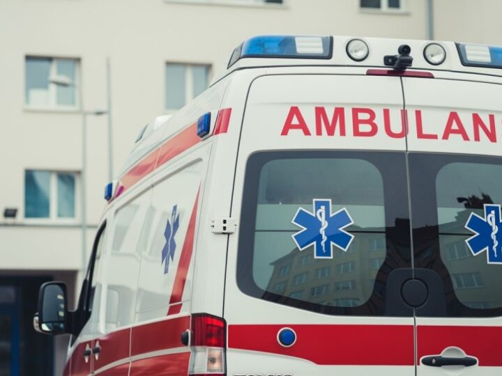 Koparka zderza się z budynkiem w Brodach Małych, jedna osoba uwięziona pod gruzami podczas ćwiczeń KSRG