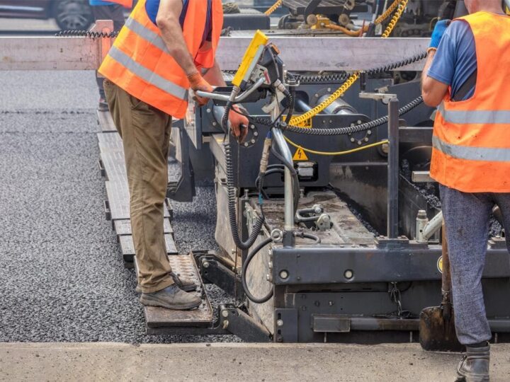 Gmina Adamów modernizuje drogę i buduje nowy plac manewrowy