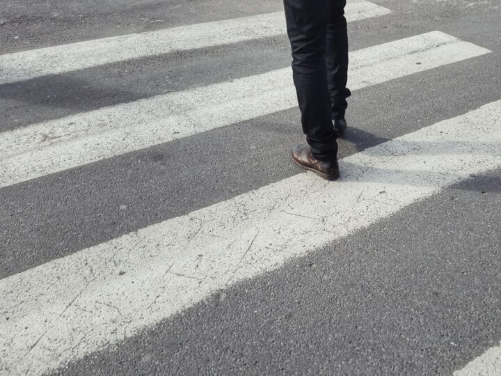 Pieszy z promilami potrącony na drodze krajowej poza przejściem