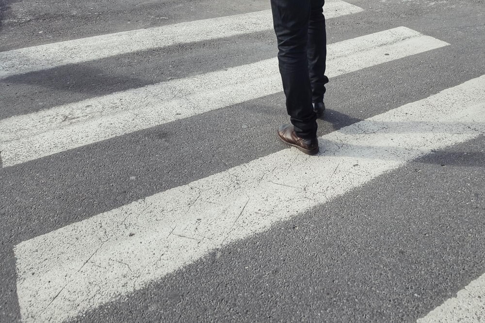 Pieszy z promilami potrącony na drodze krajowej poza przejściem