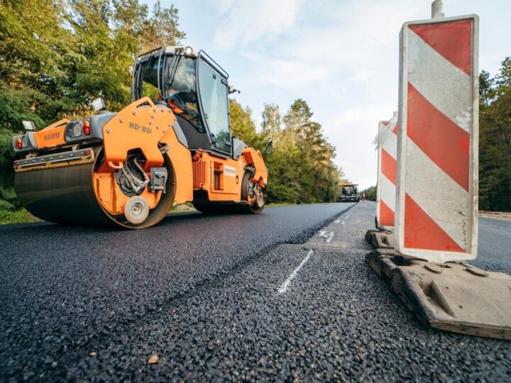 Rewolucja drogowa w Adamowie: modernizacja gminnej trasy w pełnym toku!