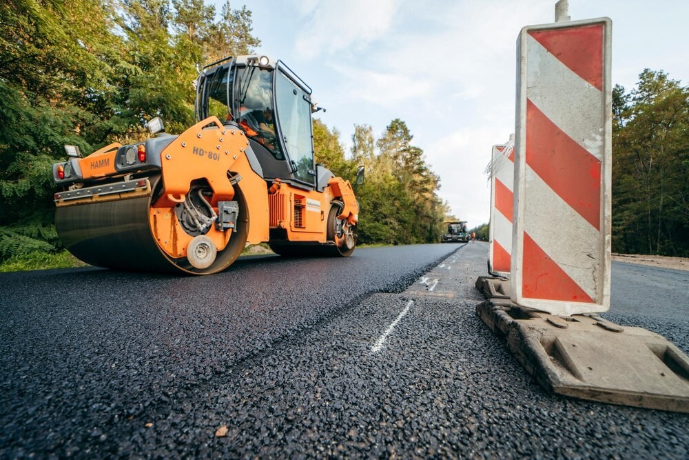 Rewolucja drogowa w Adamowie: modernizacja gminnej trasy w pełnym toku!