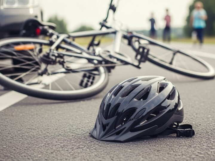 Wypadek z udziałem 84-letniego cyklisty spowodowany brakiem pierwszeństwa