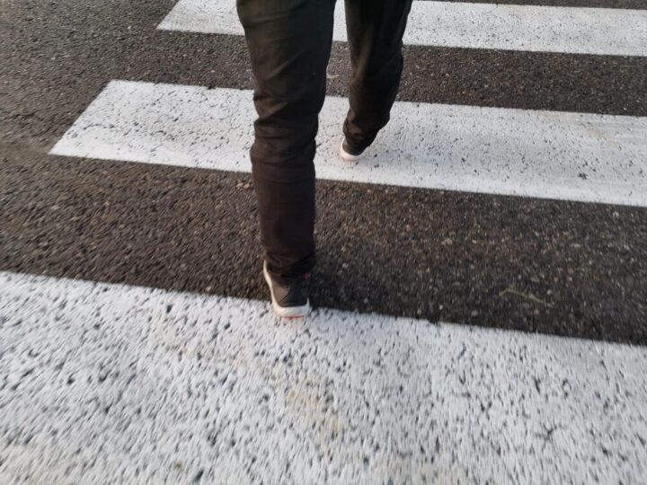 Strefa zamieszkania: kluczowe zasady dla pieszych i kierowców