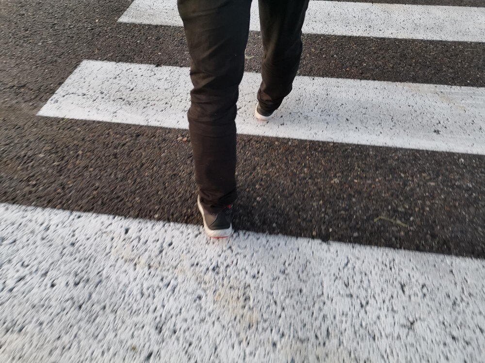 Strefa zamieszkania: kluczowe zasady dla pieszych i kierowców