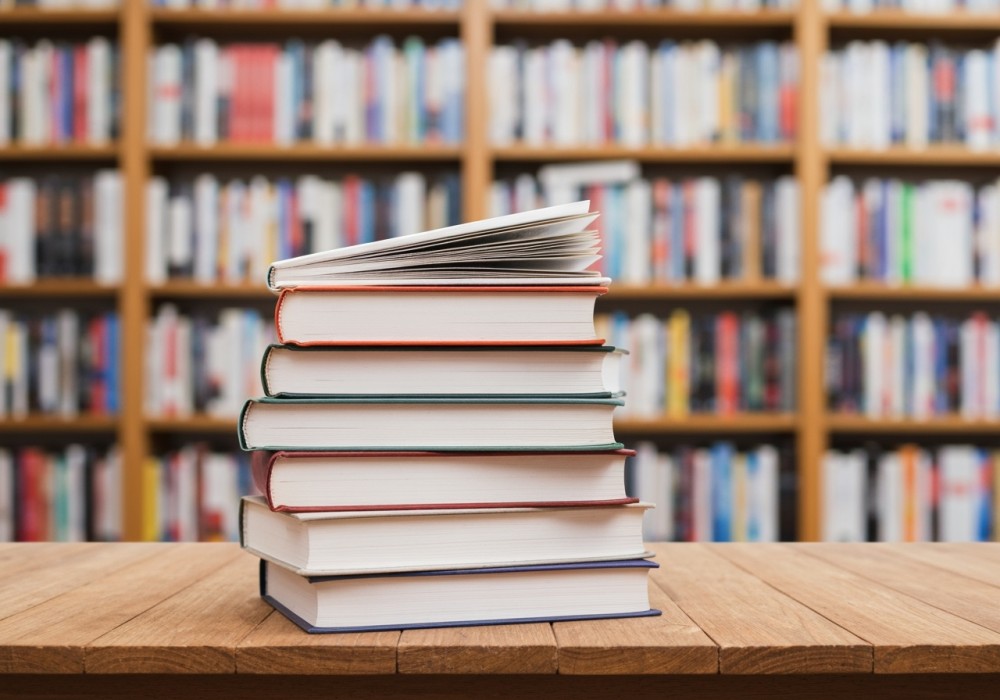 Dorośli czarują dzieci bajkami w zamojskiej bibliotece