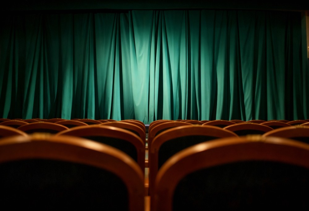 Teatralna komedia o miłości i remontach – bądź gotów na emocje!