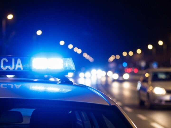 Policjant uczy seniorów, jak unikać oszustw i dbać o bezpieczeństwo