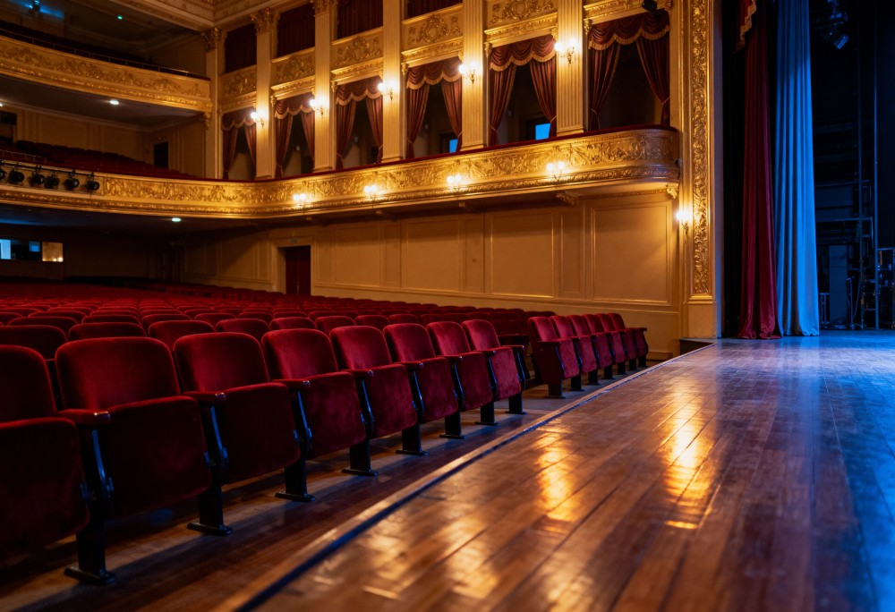 Tajemnice i emocje w „Żarze” – Teatralna podróż do przeszłości