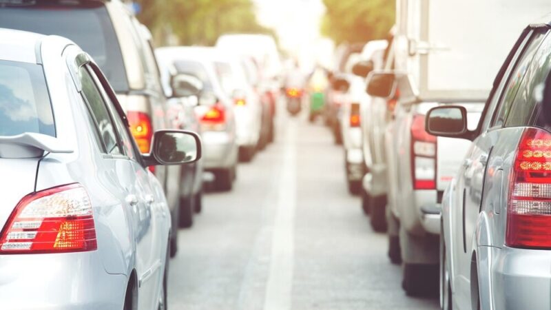 Plama oleju w Izbicy: kierowcy muszą zachować szczególną ostrożność