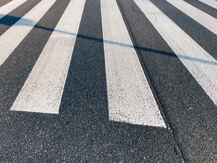 Bezpieczni na drodze: Policja w akcji dla pieszych i rowerzystów w Zamościu