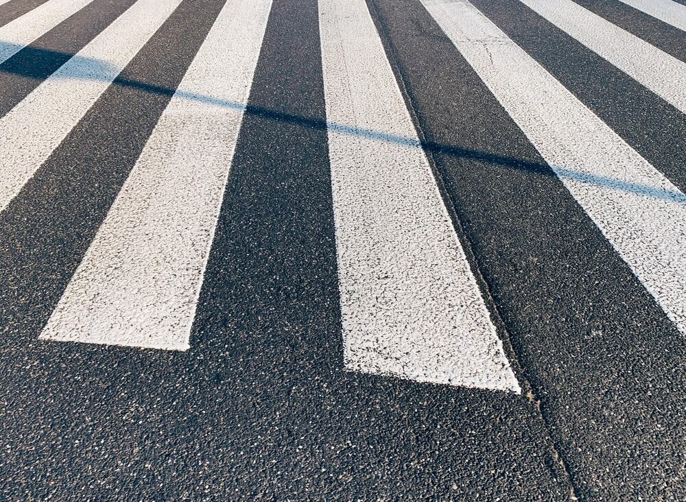 Bezpieczni na drodze: Policja w akcji dla pieszych i rowerzystów w Zamościu