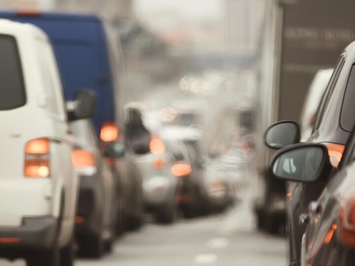 Ograniczenia w ruchu drogowym na Wszystkich Świętych: co powinien wiedzieć każdy kierowca?