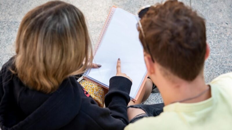 Pierwszaki z Zamościa z dumą wkraczają w świat edukacji