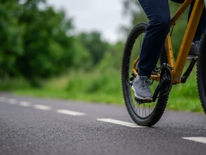 Bezpieczne rowerowe przygody: Uczniowie SP nr 2 w Zamościu z nowymi kaskami