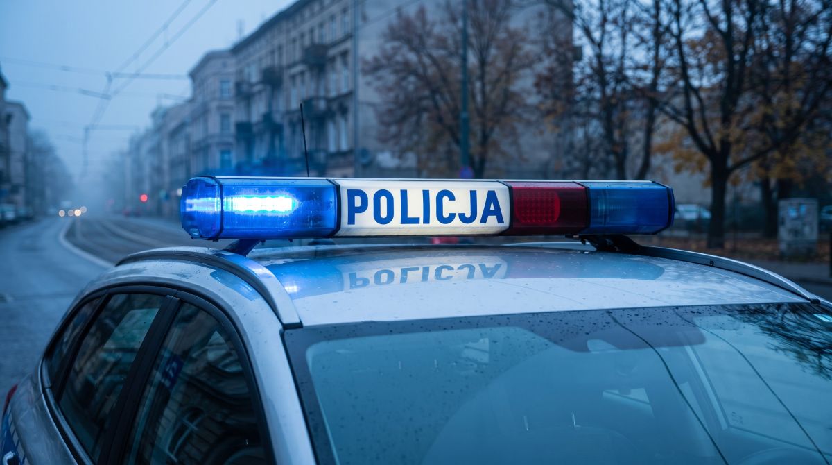 Bezpieczniej na drogach: apel o widoczność pieszych i kierowców w trudnych warunkach pogodowych